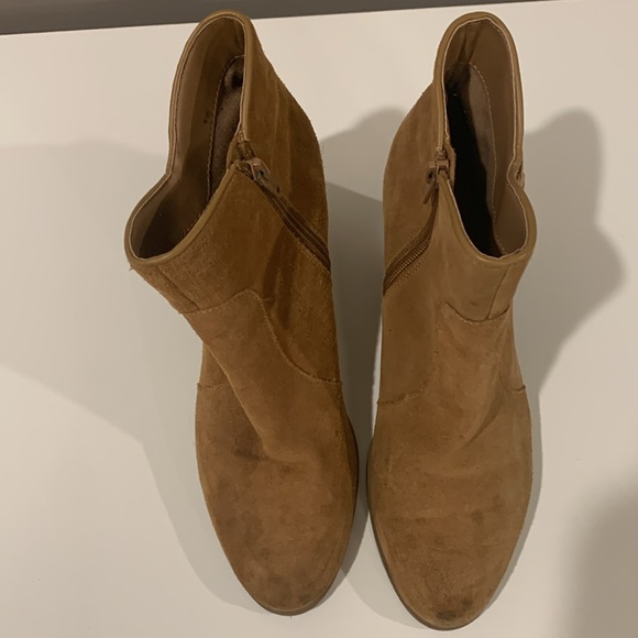 Boots - Picture 2 of 9